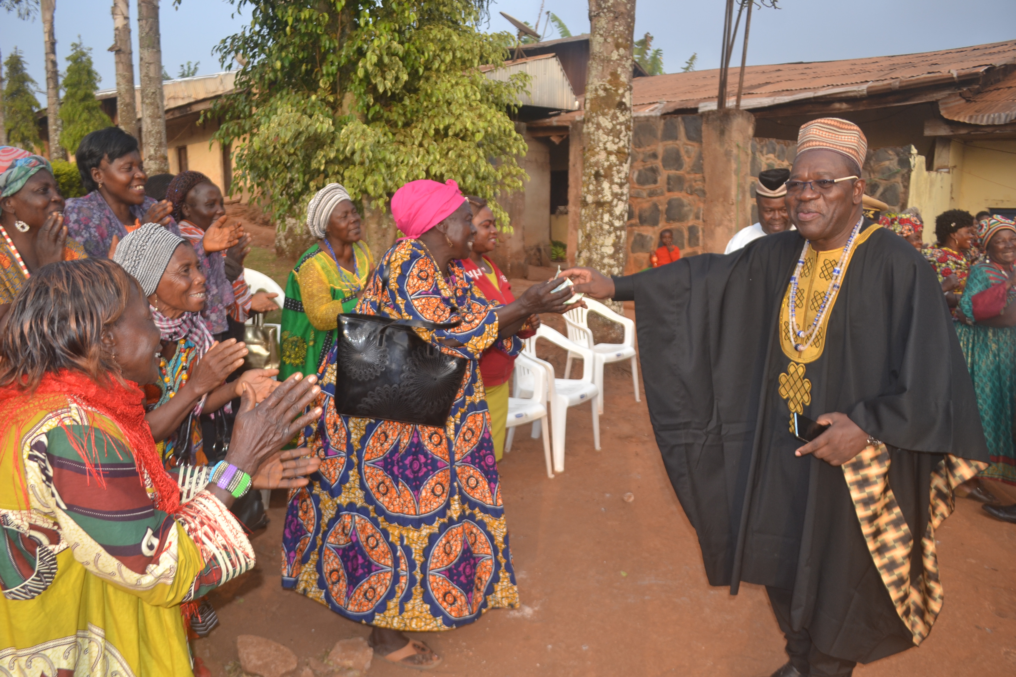 S.M. Fo’o Miatsuet JIOTSA Jean Gallo en communion parfaite avec la communauté Miatsuet du Wouri